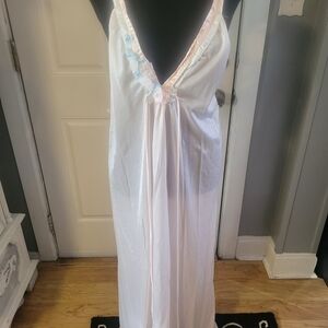 Chic White Chemise with Pink. Vintage and georgous. Includes matching robe